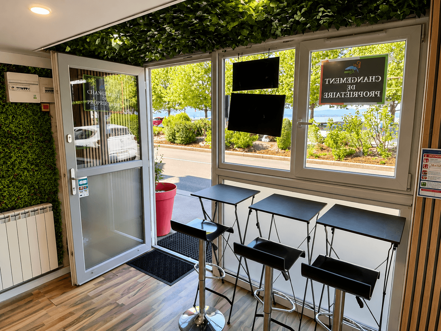 Le pizzaiolo de Pizza Léman derrière son comptoir